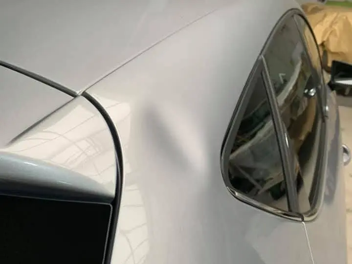 Vorher: Delle an der hinteren Dachsäule eines silbernen Autos