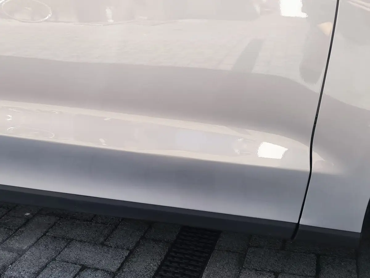 Nachher: dieselbe Tür glatt und ohne Delle