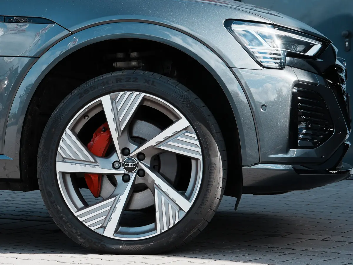 Nachher: dieselbe Fahrzeugfront nach der Reparatur